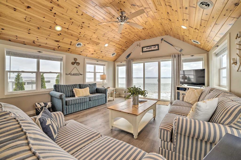 Μια τηλεόραση ή/και κέντρο ψυχαγωγίας στο Charming Modern Cottage on Houghton Lake!