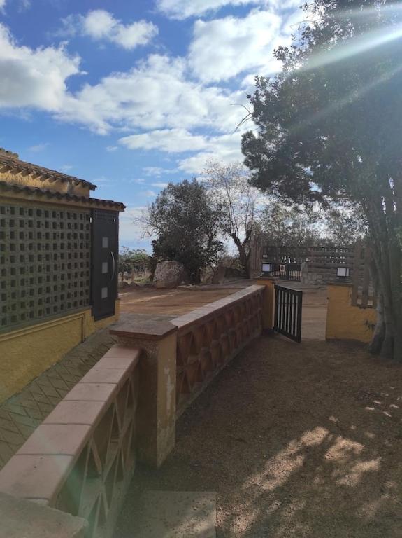 un banco de piedra sentado al lado de un edificio en Apartamentos Can bruguera 2, en Mataró