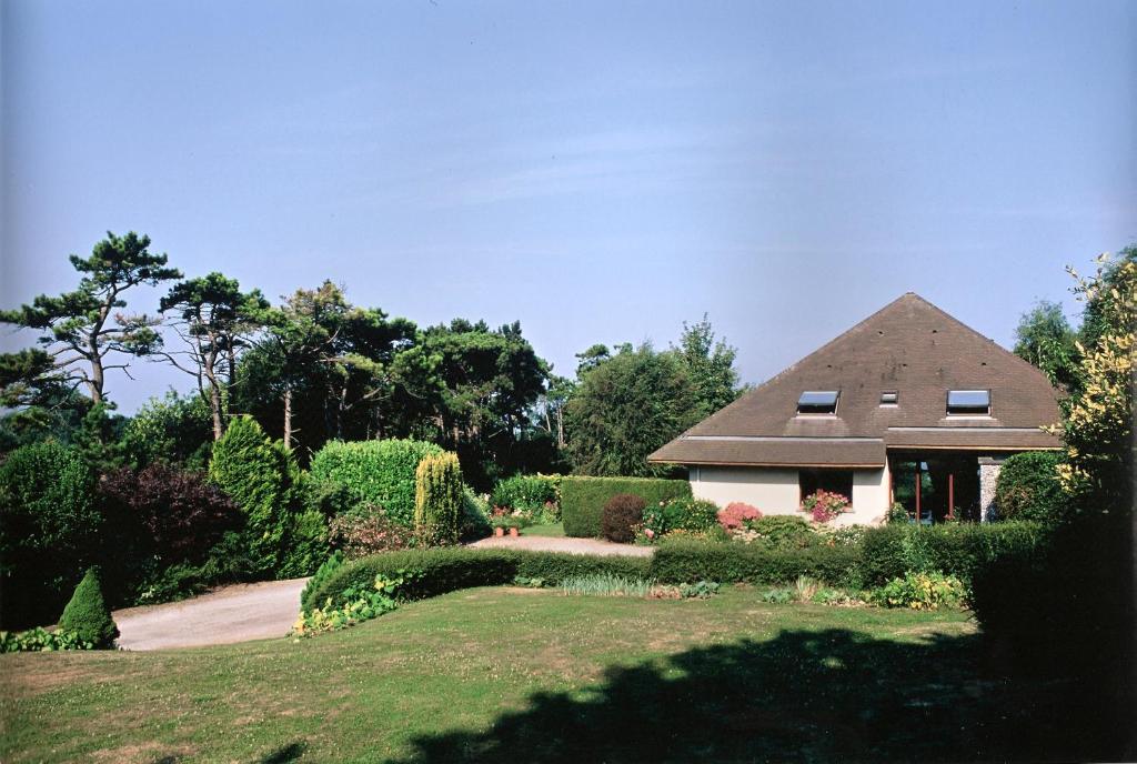une maison dans une cour avec un jardin dans l'établissement Villa Flore Chambres d'Hotes, à Ault