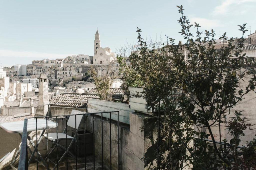Blick auf die Stadt vom Balkon eines Gebäudes in der Unterkunft Residence Le Vie Del Mosto in Matera
