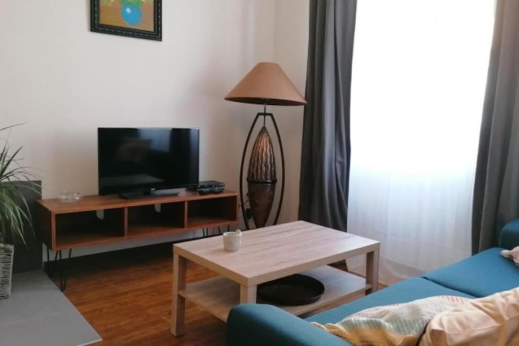 Televízia a/alebo spoločenská miestnosť v ubytovaní Gîte de l'Oustal
