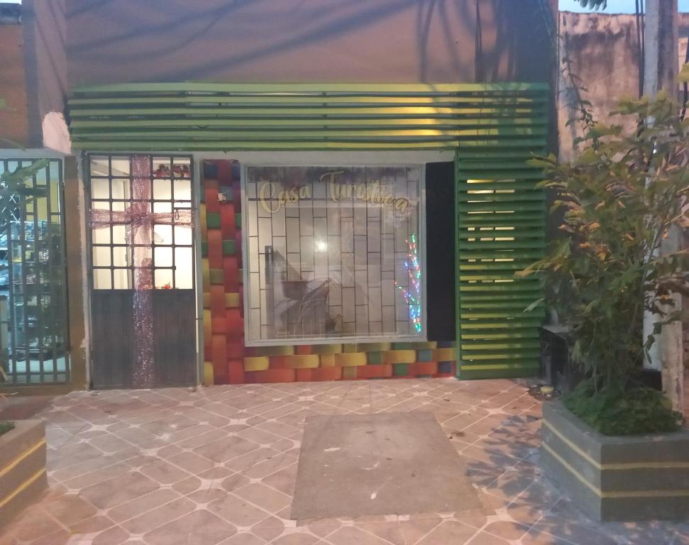 uma porta da frente de uma casa com paredes coloridas em Casa Turistica Zamboss em Montería