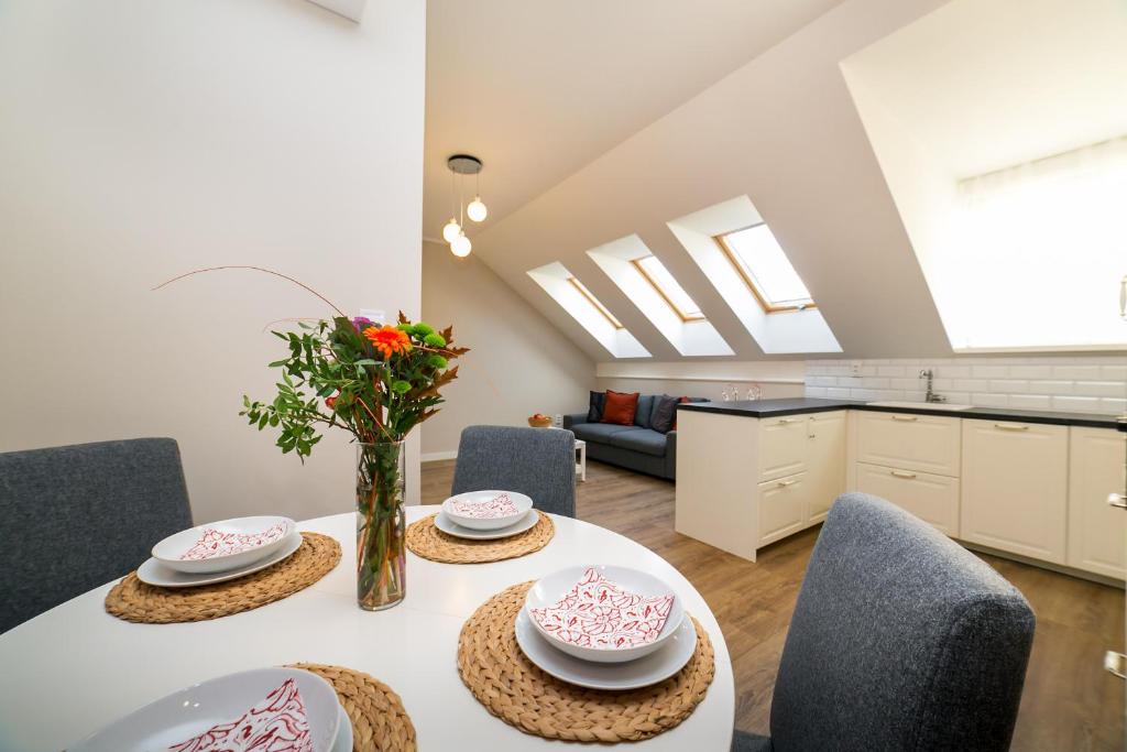 cocina y comedor con mesa y sillas en New apartment 6 - self check in, free parking en Bratislava