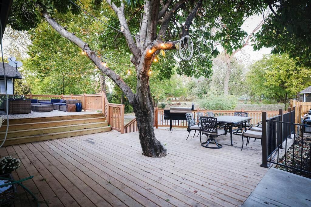 ein Basketballkorb hängt von einem Baum auf einem Deck in der Unterkunft Luxury 5 bedroom home with Pool. in Overland Park