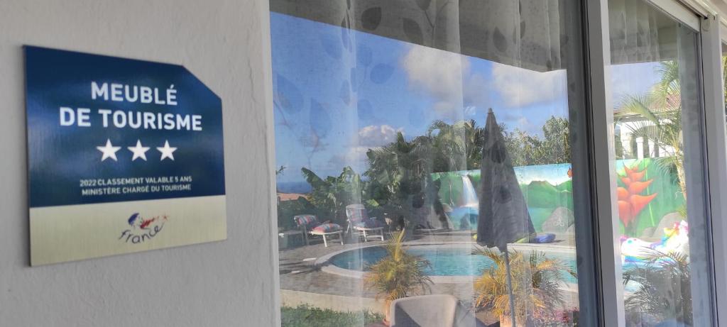 Bazén v ubytování Un coin de paradis, piscine privative, vue Saintes nebo v jeho okolí