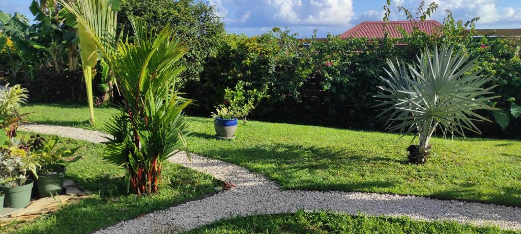 Zahrada ubytování Un coin de paradis, piscine privative, vue Saintes