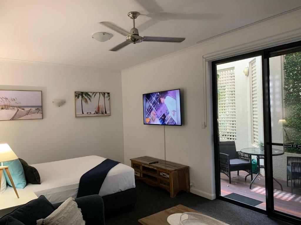 TV a/nebo společenská místnost v ubytování The Mediterranean Port Douglas