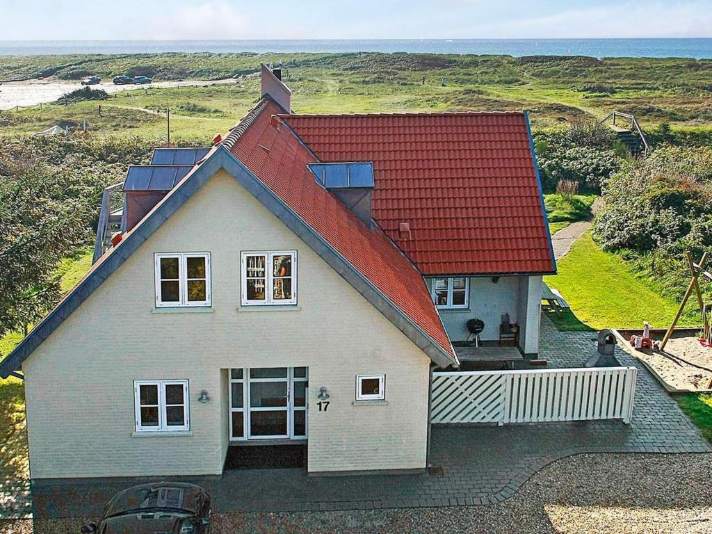 Biały dom z czerwonym dachem i oceanem w obiekcie 10 person holiday home in Bl vand w mieście Blåvand