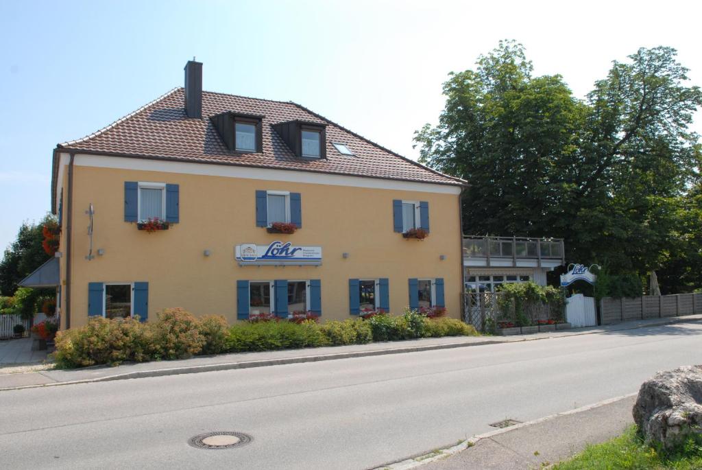 a building on the side of a road at Hotel Garni Löhr in Landau an der Isar