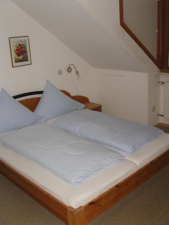 Postel nebo postele na pokoji v ubytování Hotel Garni Löhr