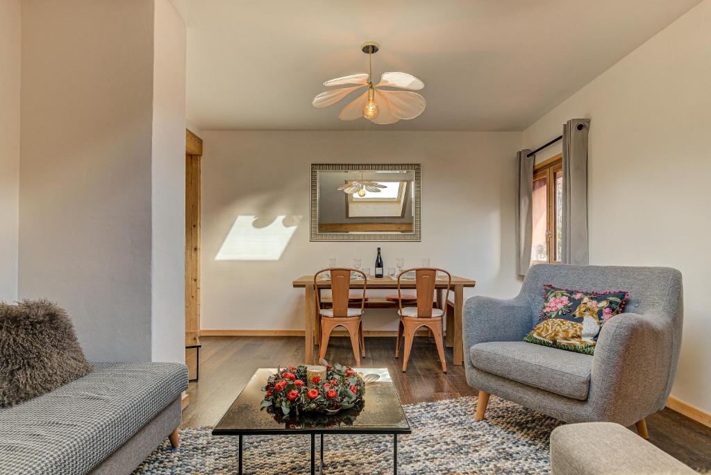un salon avec un canapé et une table dans l'établissement Apartment Rebats - Alpes Travel - Central Chamonix, à Chamonix-Mont-Blanc
