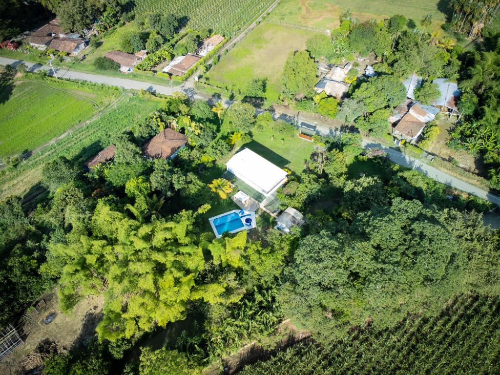 Casa campestre con piscina y jacuzzi cerca a Ginebra Valle del Cauca,  Guacarí – Precios actualizados 2024