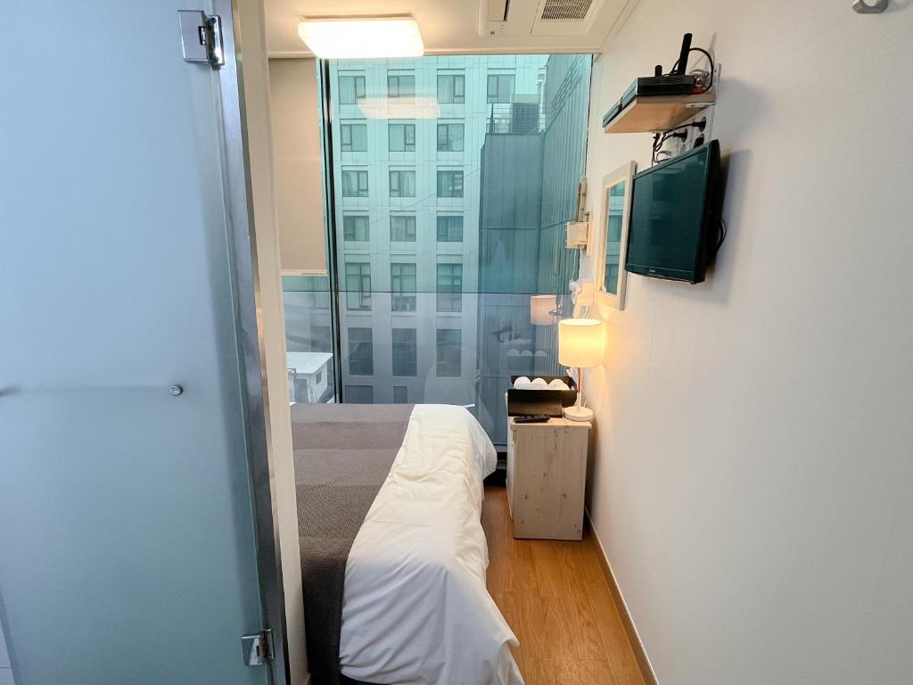 Postel nebo postele na pokoji v ubytování K9 Myeongdong Hotel
