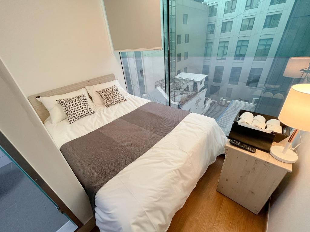 Postel nebo postele na pokoji v ubytování K9 Myeongdong Hotel