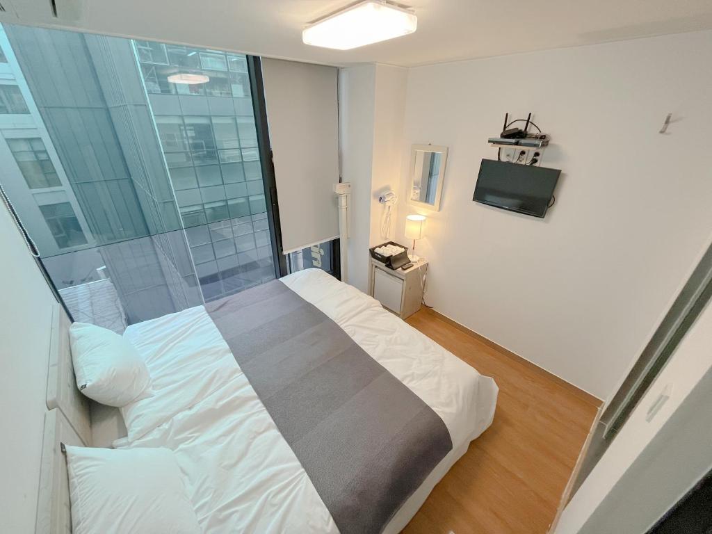 Postel nebo postele na pokoji v ubytování K9 Myeongdong Hotel