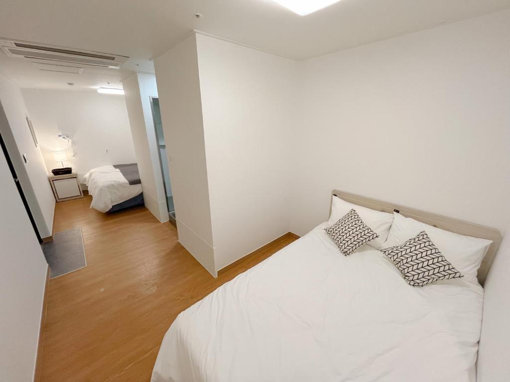 Postel nebo postele na pokoji v ubytování K9 Myeongdong Hotel