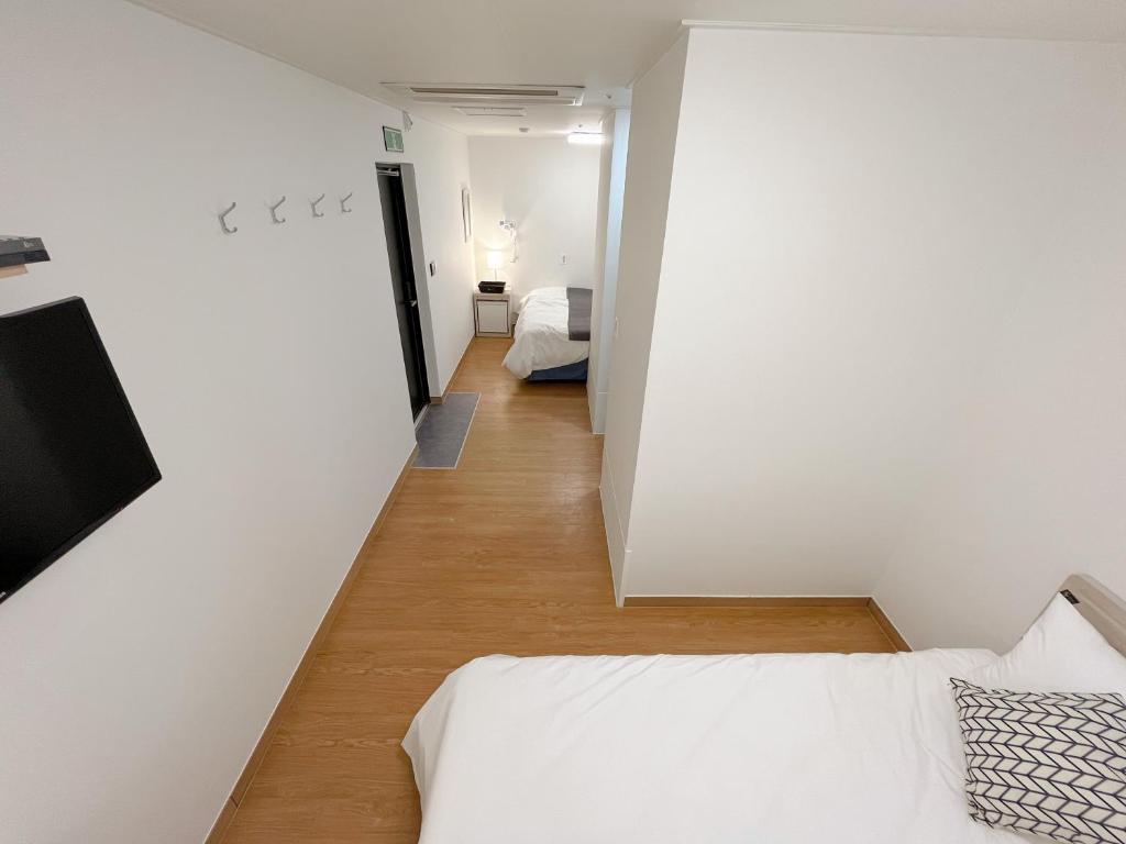 Postel nebo postele na pokoji v ubytování K9 Myeongdong Hotel