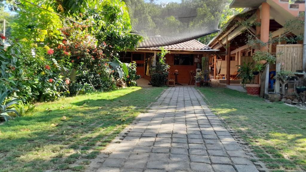 uma casa com uma passagem em frente a um quintal em Casa Aldairis em Mazunte