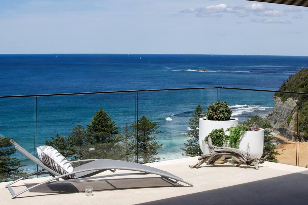 - une vue sur l'océan depuis le balcon d'une maison dans l'établissement Oceana, à Bilgola