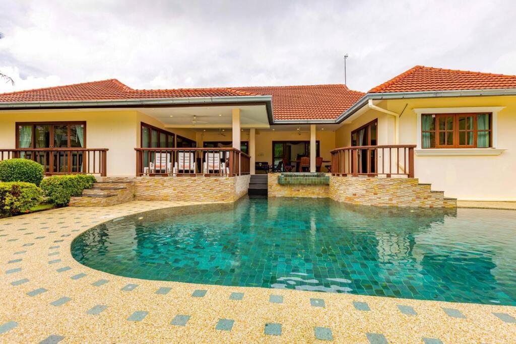 Bazén v ubytování 3 Bedroom Pool Villa in Great Location CV3 nebo v jeho okolí