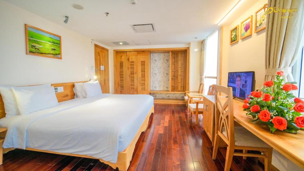 Giường trong phòng chung tại Romance Hotel