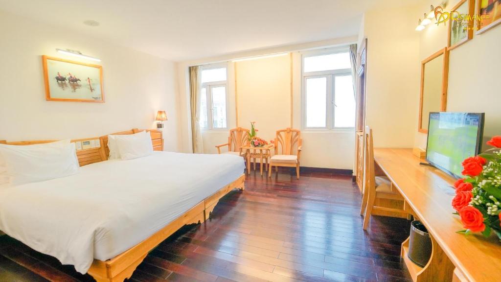 Giường trong phòng chung tại Romance Hotel