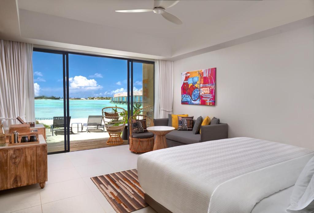 Postel nebo postele na pokoji v ubytování Hard Rock Hotel Maldives - Complimentary Roundtrip Speed Boat Transfer Until 21st December 2025
