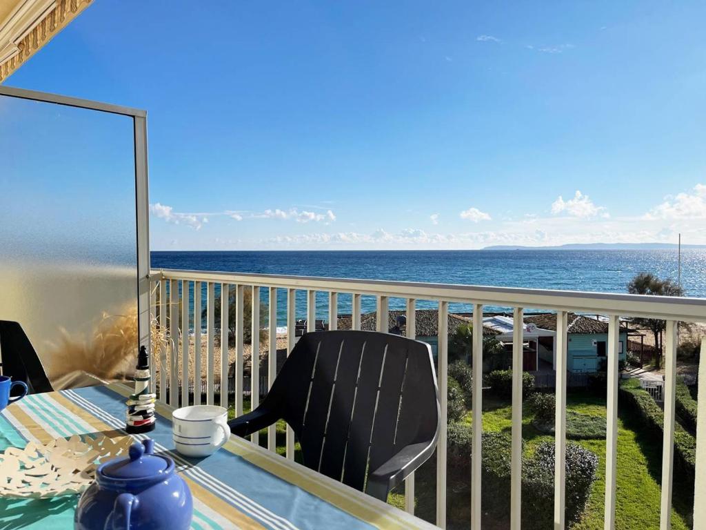 un balcon avec une table et une vue sur l'océan dans l'établissement Appart 2 pièces avec terrasse au Lavandou, proche plage - FR-1-251-289, au Lavandou