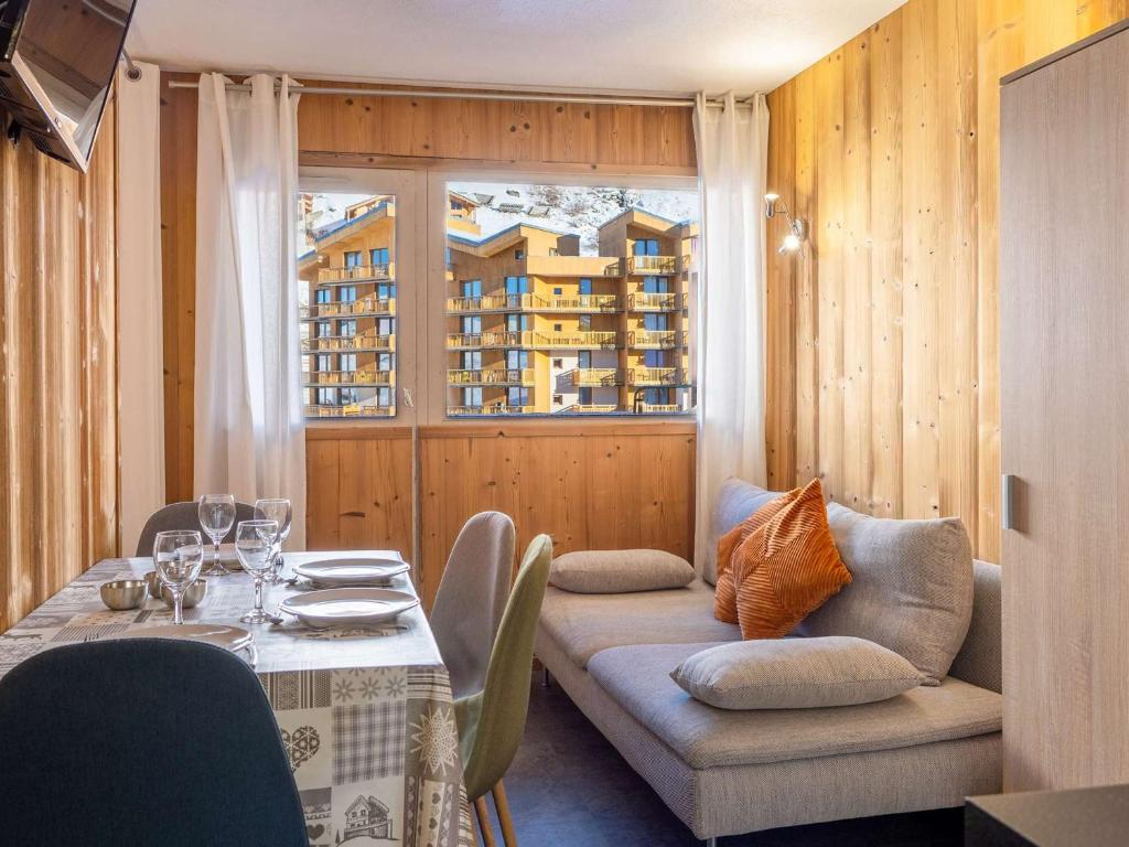 une salle à manger avec une table et une fenêtre dans l'établissement Appartement rénové Val Thorens - 4 pers, 2 chambres, balcon, plein cœur, proximité pistes, commerces - FR-1-637-35, à Val Thorens
