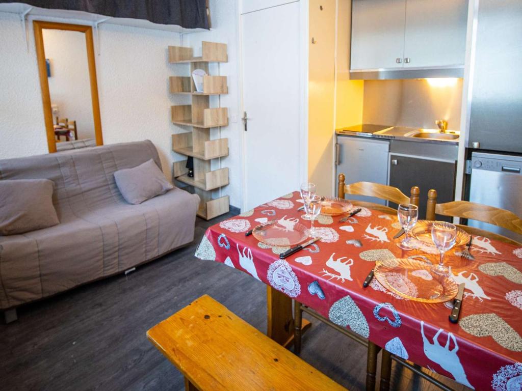 un salon avec une table et un canapé dans l'établissement Studio cosy à Val Thorens – 2 pers, proche pistes et commerces, parking et local skis inclus - FR-1-637-15, à Val Thorens