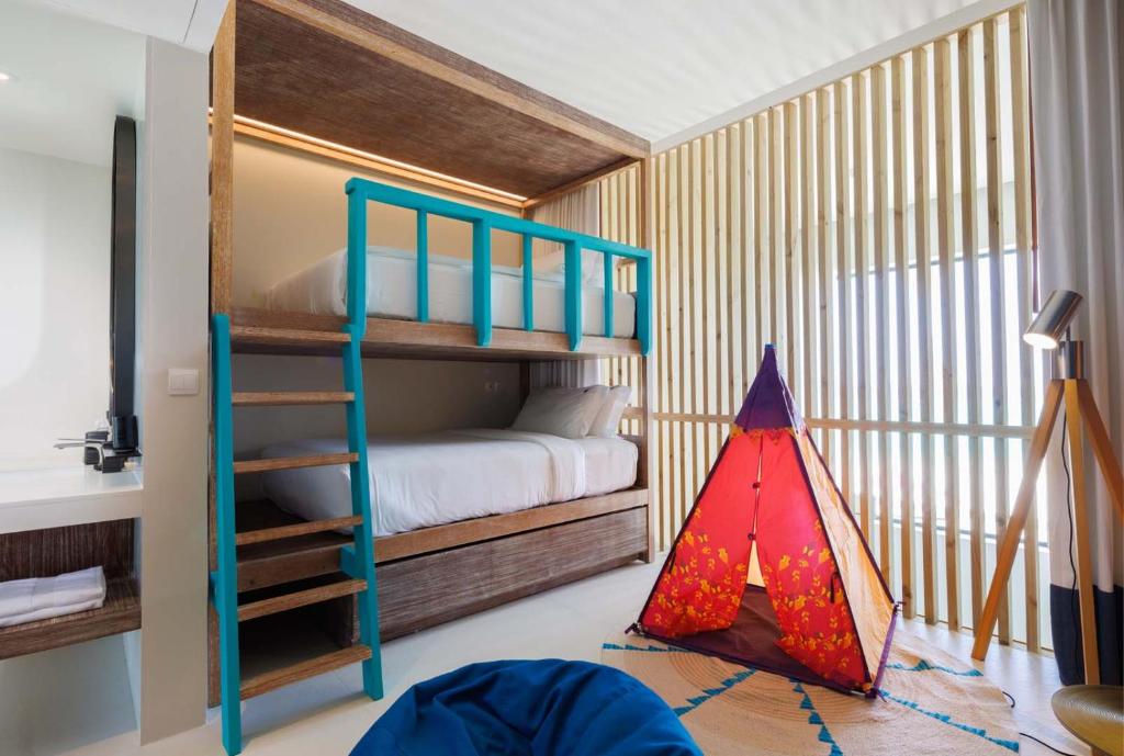 Postel nebo postele na pokoji v ubytování Hard Rock Hotel Maldives - Complimentary Roundtrip Speed Boat Transfer Until 21st December 2025