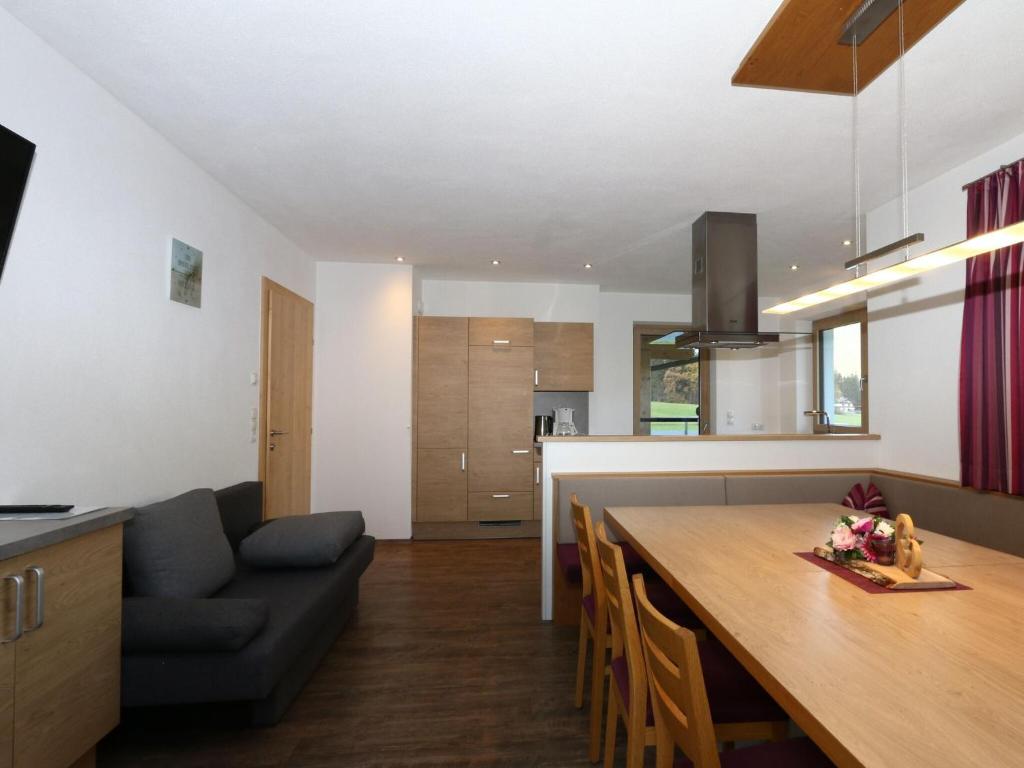 Kuchyňa alebo kuchynka v ubytovaní Large holiday flat in Kaltenbach near the ski area