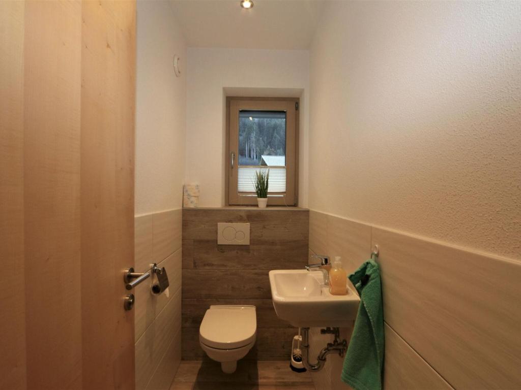 Kúpeľňa v ubytovaní Large holiday flat in Kaltenbach near the ski area