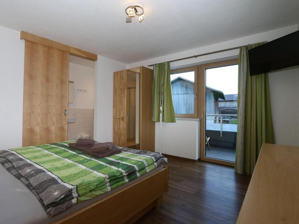 Posteľ alebo postele v izbe v ubytovaní Large holiday flat in Kaltenbach near the ski area