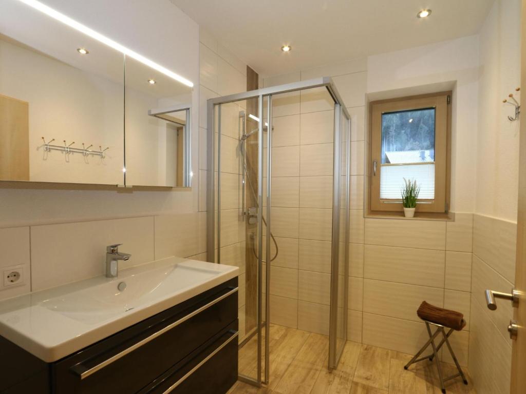 Kúpeľňa v ubytovaní Large holiday flat in Kaltenbach near the ski area