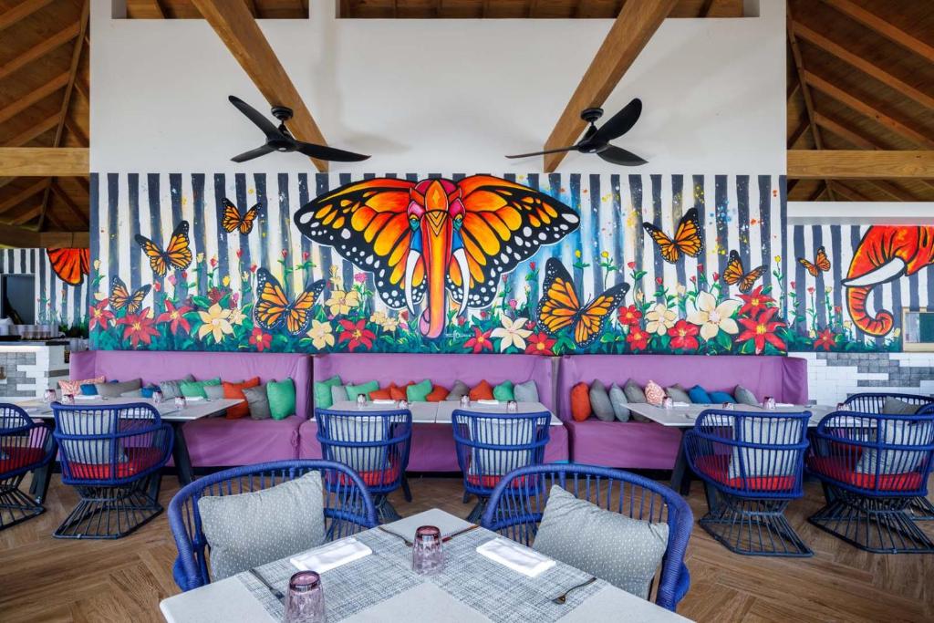 Restaurace v ubytování Hard Rock Hotel Maldives - Complimentary Roundtrip Speed Boat Transfer Until 21st December 2025