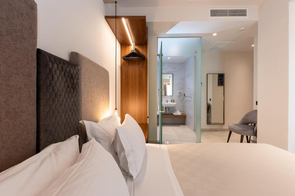 Postel nebo postele na pokoji v ubytování DOM Boutique Hotel