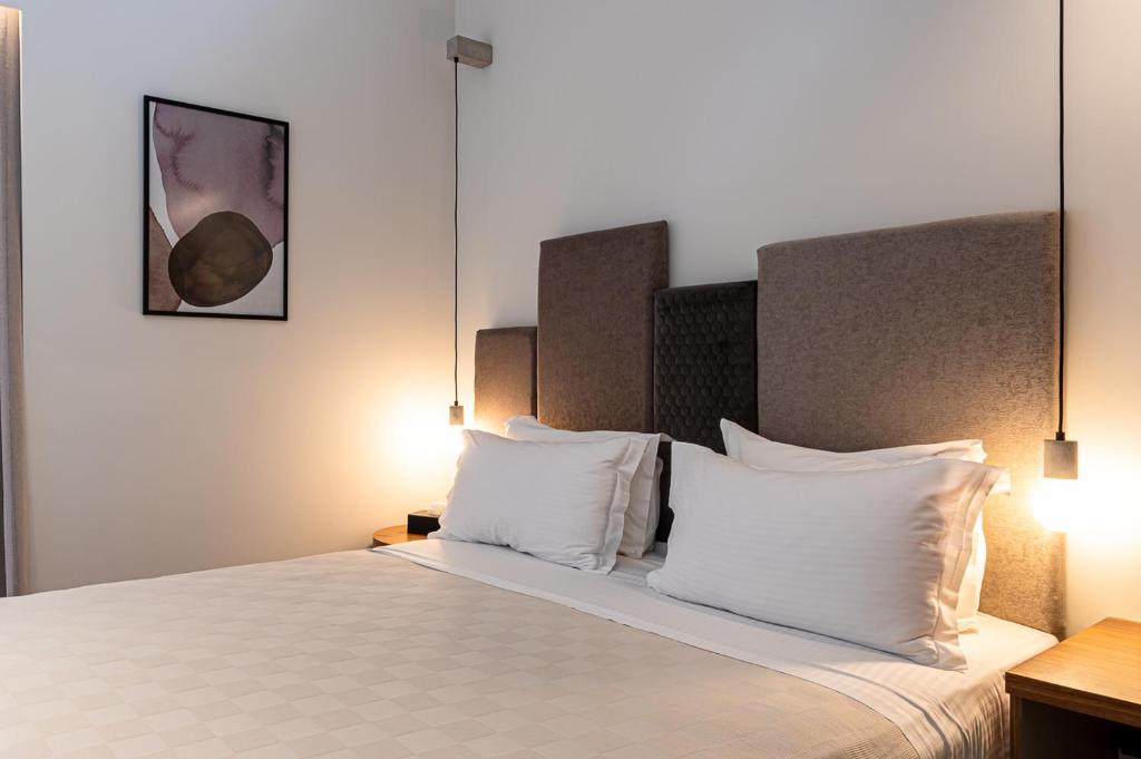Postel nebo postele na pokoji v ubytování DOM Boutique Hotel