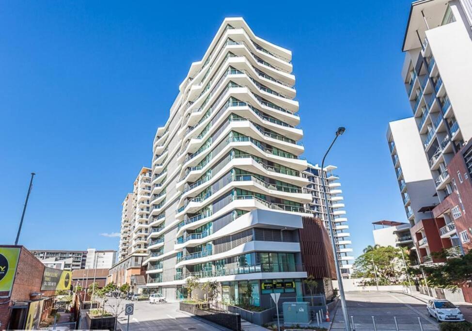Modern 1 Bedroom apartment on Portside wharf, Brisbane (updated prices 2024)