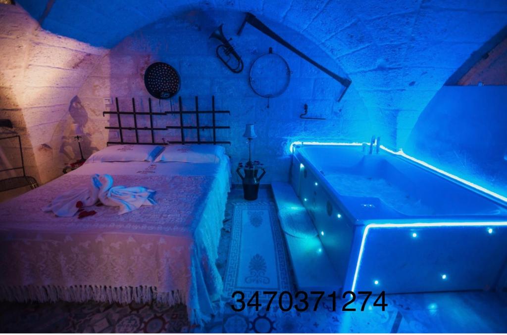 Pokój z wanną i łóżkiem z syreną w obiekcie Suite Pirite- Palazzo Savoia 1856 w mieście Fasano