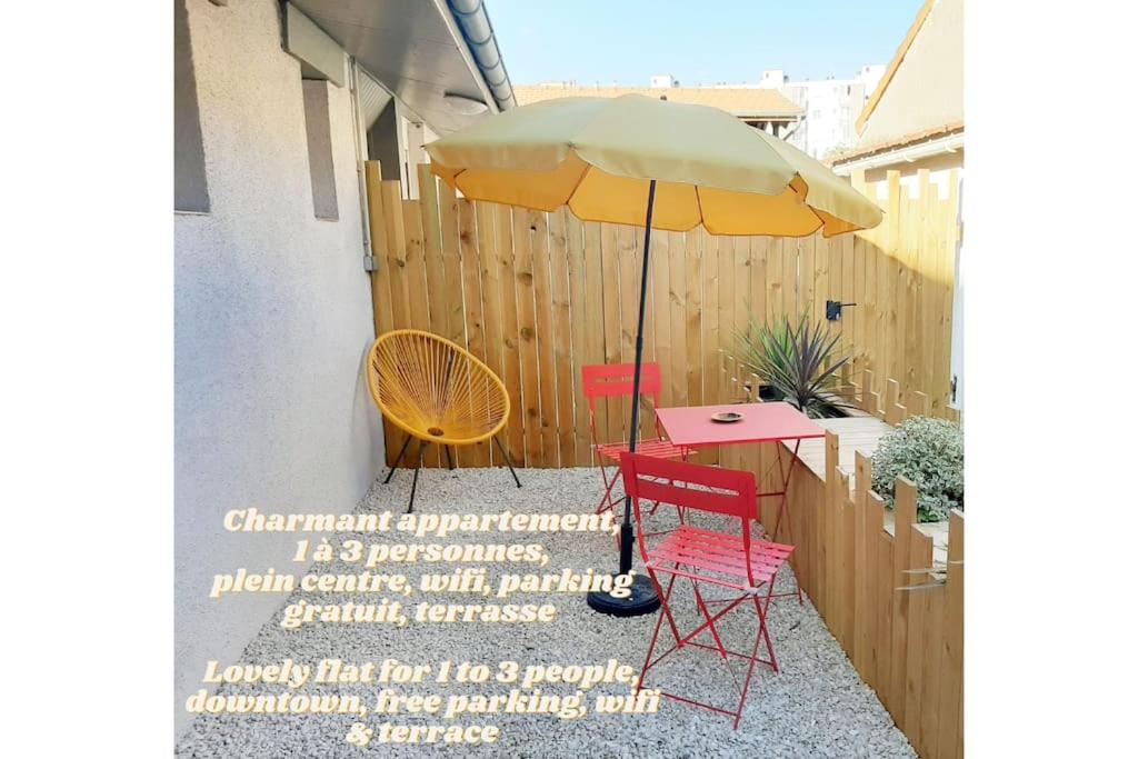 patio ze stołem i parasolem w obiekcie LE BILBAO, T2, centre-parking gratuit-terrasse w mieście Tarbes