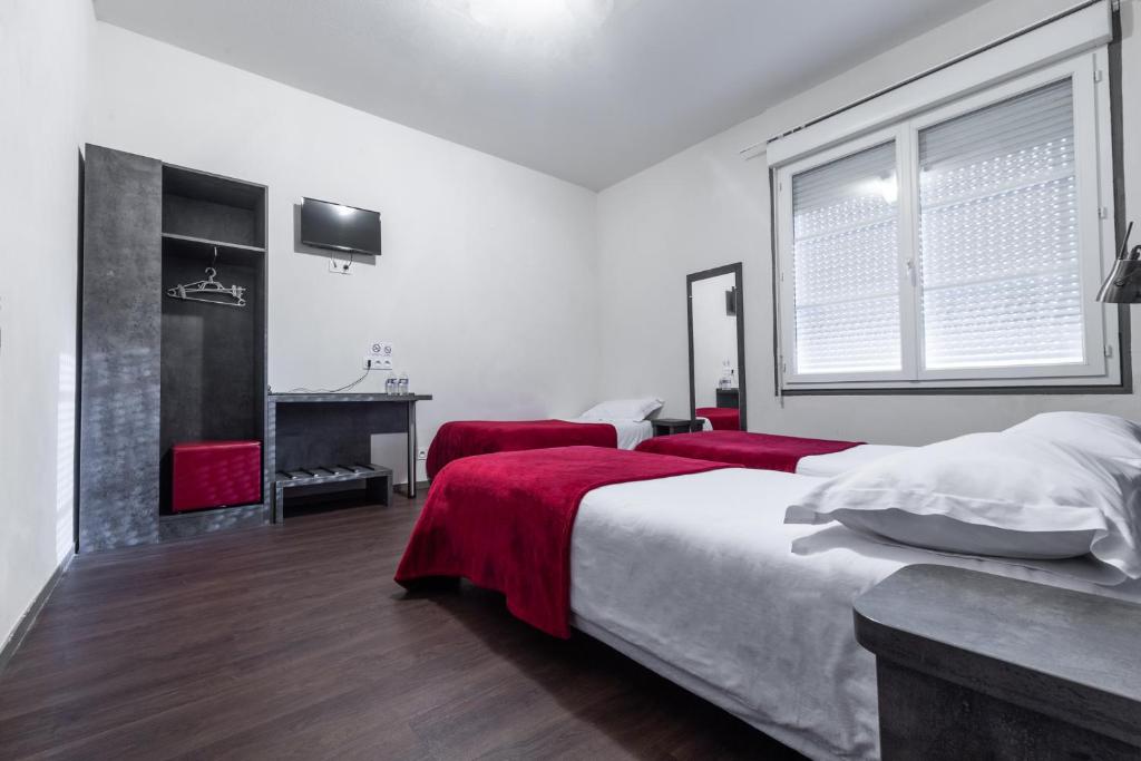 Hôtel de la Gare - Triple Room With Private Bathroom