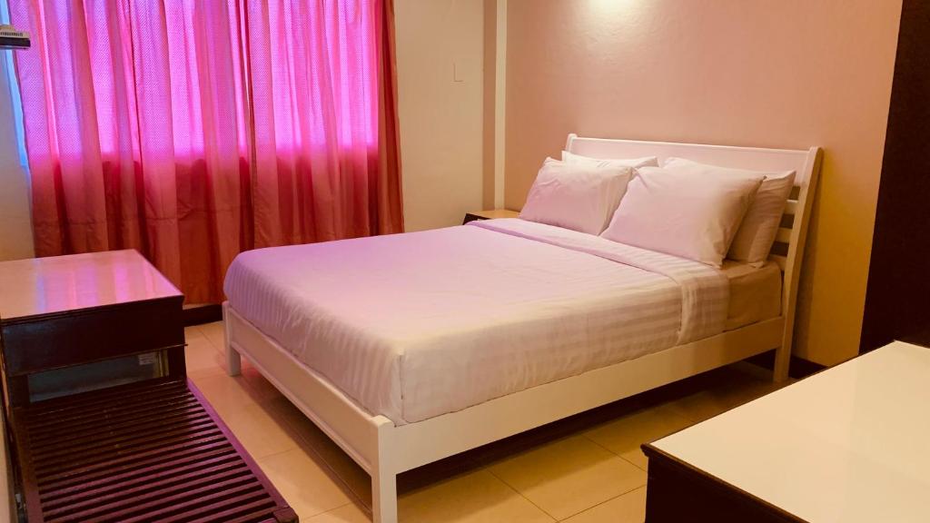 Postel nebo postele na pokoji v ubytování Seaside Palace Hotel