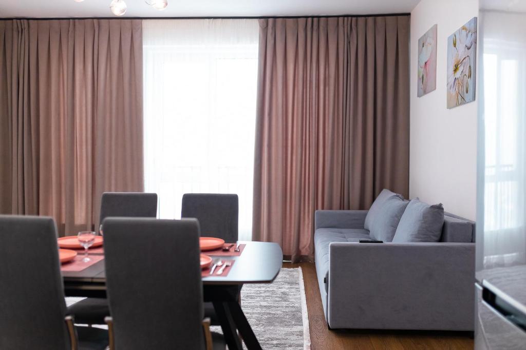 sala de estar con sofá y mesa en Apartments in the Terra residential complex 15, en Almaty