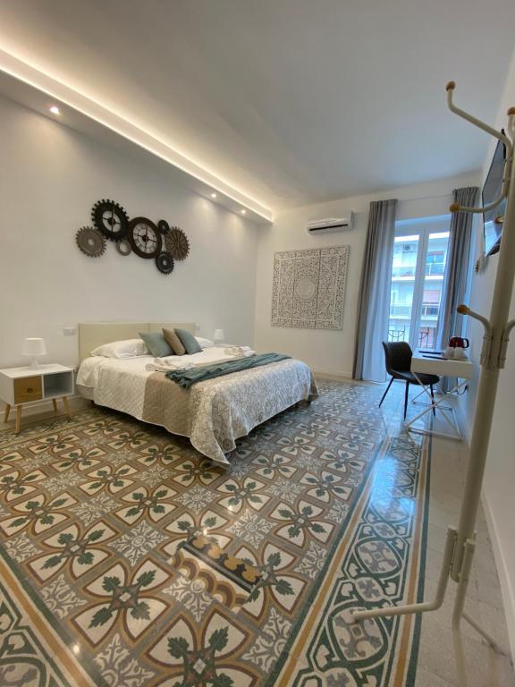 um quarto com uma cama, uma mesa e uma cadeira em Cavour 221 - Central Station em Bari