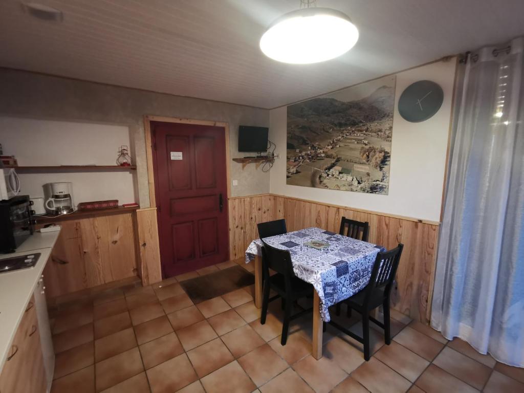 Kuchyň nebo kuchyňský kout v ubytování Gîte Ha-Py Chalet