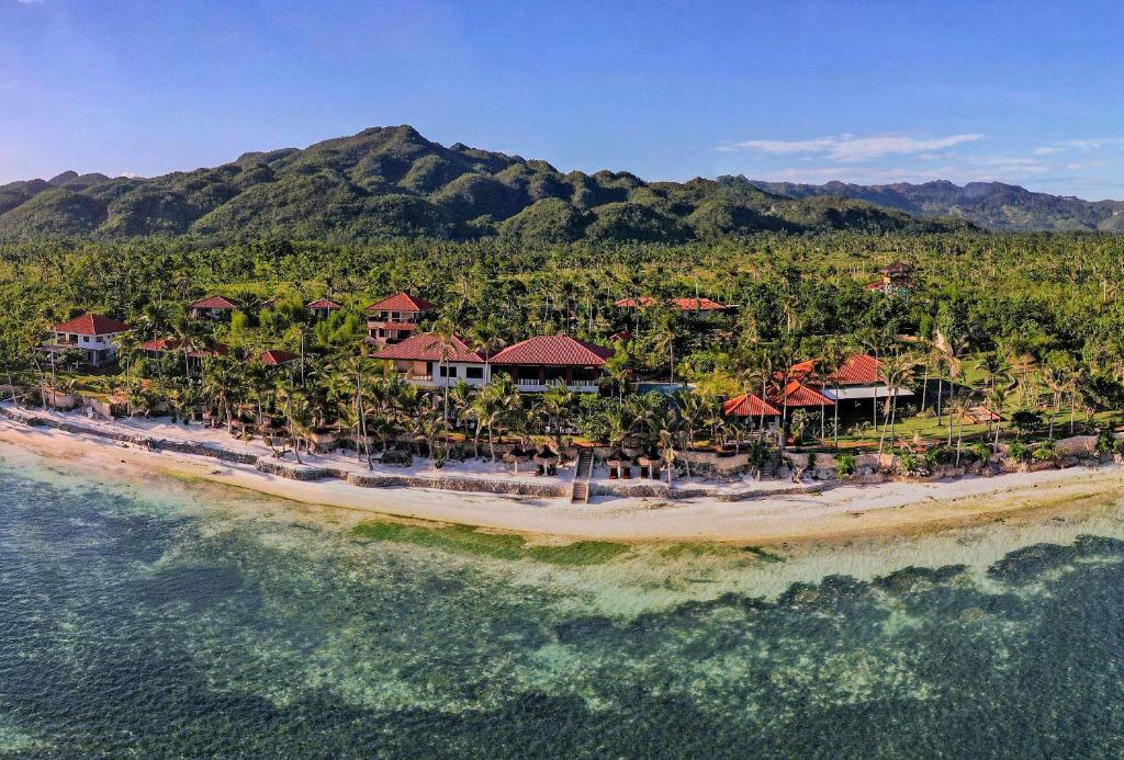 een luchtzicht op een resort op een strand bij Island View Beachfront Resort in Anda