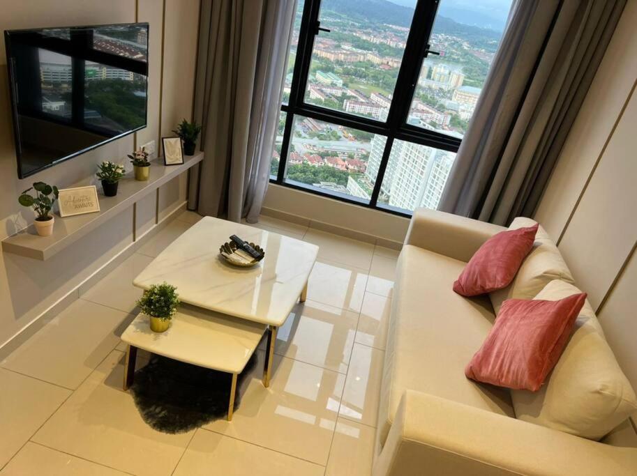 ein Wohnzimmer mit einem Sofa, einem Tisch und einem Fenster in der Unterkunft Hill 10 2r1b 3pax Double Tree I-city Hotel Grade in Shah Alam