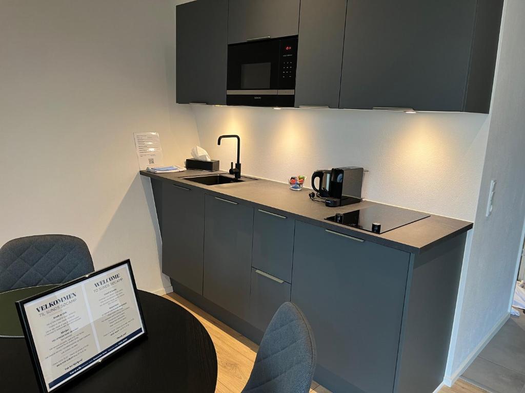 Cucina o angolo cottura di SØGAARDEN - Hotel & SøCamp