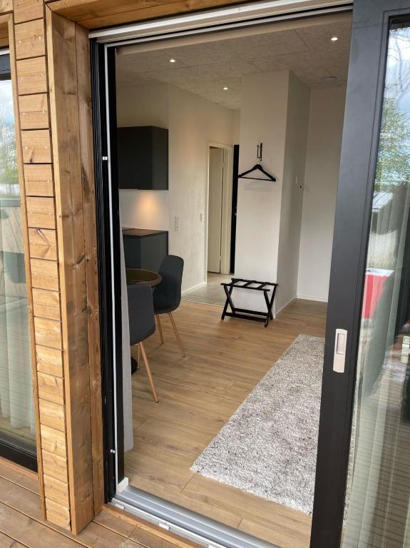vista su un soggiorno attraverso una porta scorrevole in vetro di SØGAARDEN - Hotel & SøCamp a Sunds